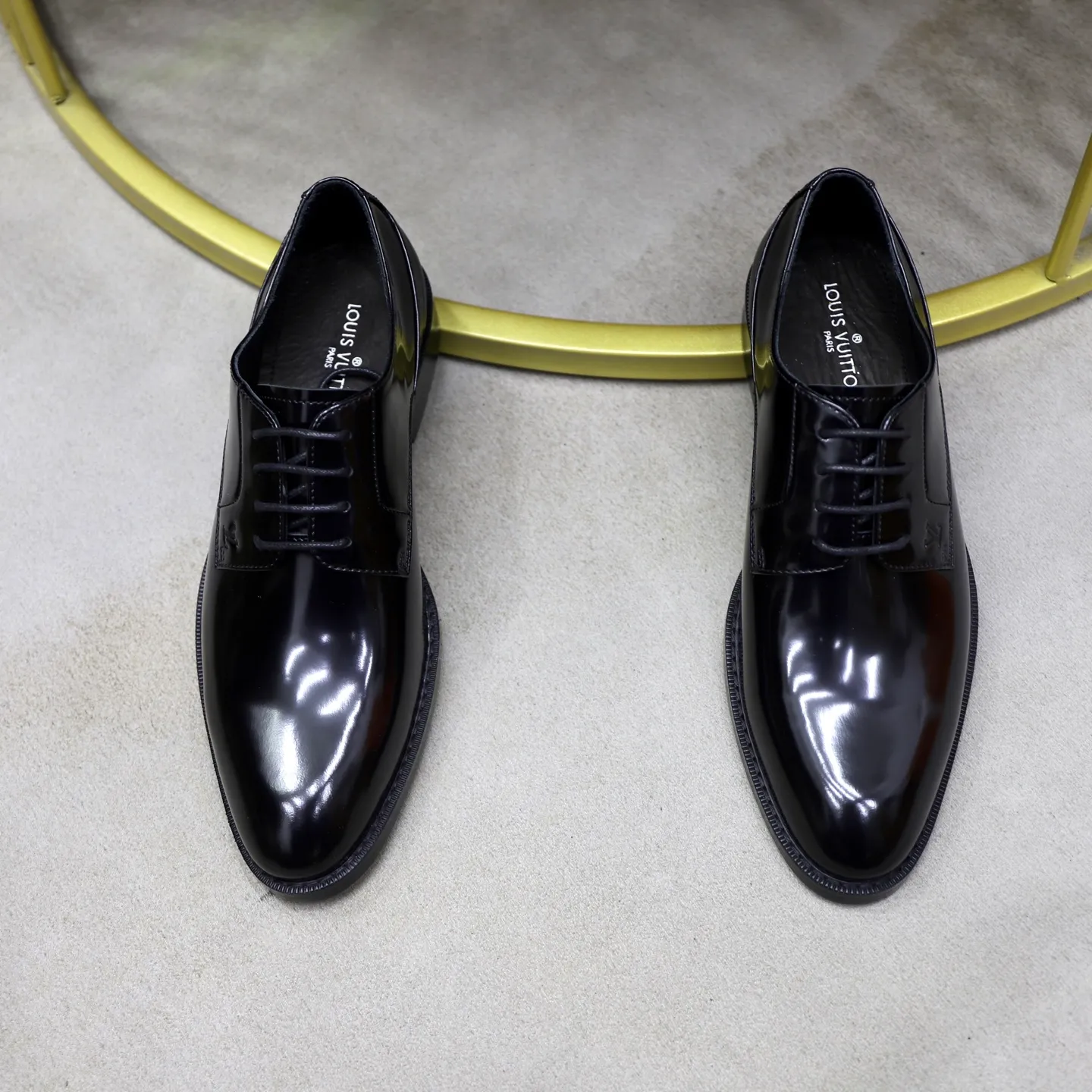 Men's shoes: 280🙅‍♂️🙅‍♂️🙅‍♂️Niuli Brand: LV Louis Vuitton Size: 39-44 (38, 45, 46 can be customized) Level: Counter classic Material: Original soft cowhide upper Comfortable cowhide lining Original lightweight outsole Style category: Formal business casual driving leather shoes Color: Color of the actual picture